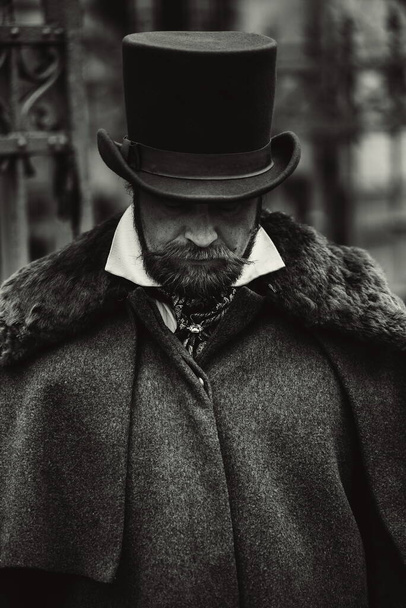 Portrét muže v elegantním obleku a klobouku, retro staromódní styl - Fotografie, Obrázek