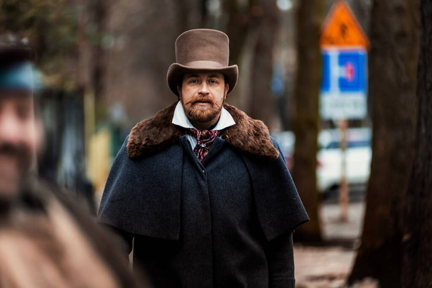 Retrato de um homem em terno elegante e chapéu, estilo retro old fashioned - Foto, Imagem