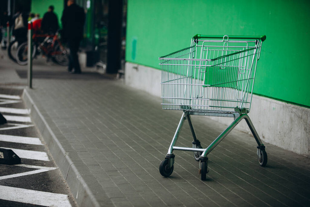 スーパーマーケットのバスケットと緑の壁。高品質の写真 - 写真・画像