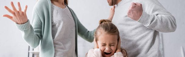 Krzyczący dzieciak między rodzicami kłócący się w domu, sztandar  - Zdjęcie, obraz