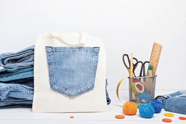 Alte Jeans Upcycling-Idee. Basteln mit Jeans, Recycling alter Klamotten, Hobby, Basteltätigkeit - Foto, Bild