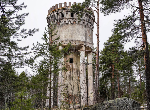 An abandoned water tower near Markovilla on the shores of the Zashchitnaya Bay of the Vyborg Bay opposite the Mon Repos estate, in the northeastern part of Vyborg - Foto, Bild