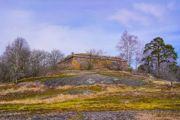 The granite building of the water tower in the Papulsky park is a park on the granite hill (mountain) Papule in the Central microdistrict of the city of Vyborg. - Foto, Bild