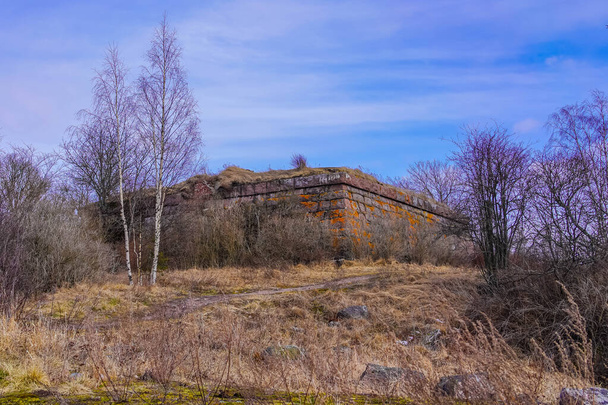 The granite building of the water tower in the Papulsky park is a park on the granite hill (mountain) Papule in the Central microdistrict of the city of Vyborg. - Foto, Bild