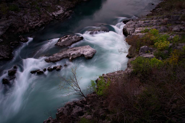Морака на річці Подгориця (Чорногорія). Фотографія у вечірньому світлі. - Фото, зображення