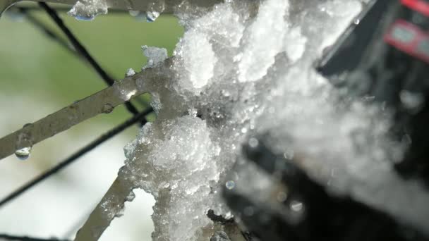 Mountain Bike disco de freio com neve derretida. Close-up roda de bicicleta de freio de disco. MTB aro bucha de aço cromado. Movimento lento - Filmagem, Vídeo