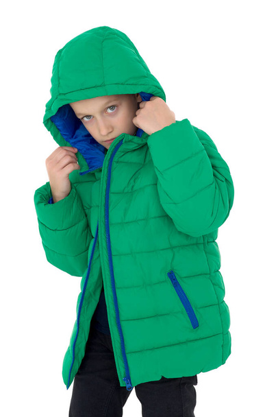 Portré fiú meleg zöld kabát motorháztetővel - Fotó, kép