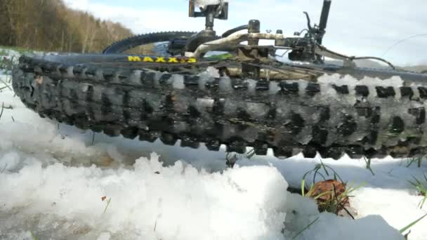 Заднее колесо жирного велосипеда вращается в снегу. Короткое одиночное путешествие по заснеженной равнине. - Кадры, видео