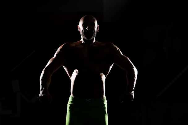 Siluet Muscular Man Flexing Muscles - Foto, immagini