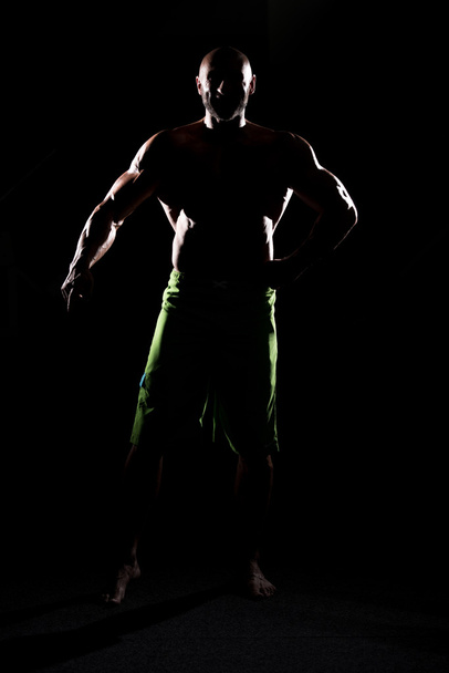 Siluet Muscular Man Flexing Muscles - Foto, Imagem
