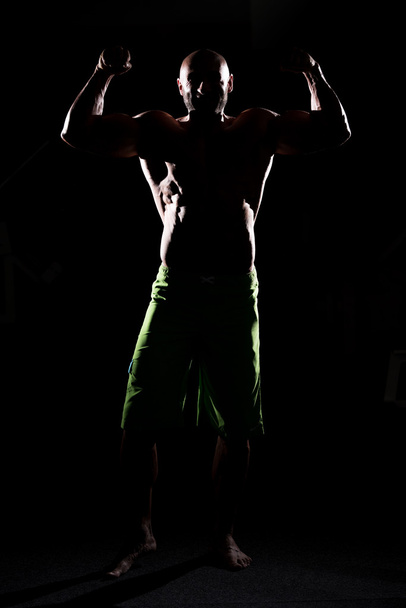 Laimennus Lihaksikas mies Flexing lihakset
 - Valokuva, kuva