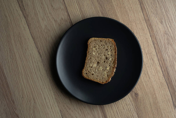 Tabakta bir dilim ekmek. - Fotoğraf, Görsel