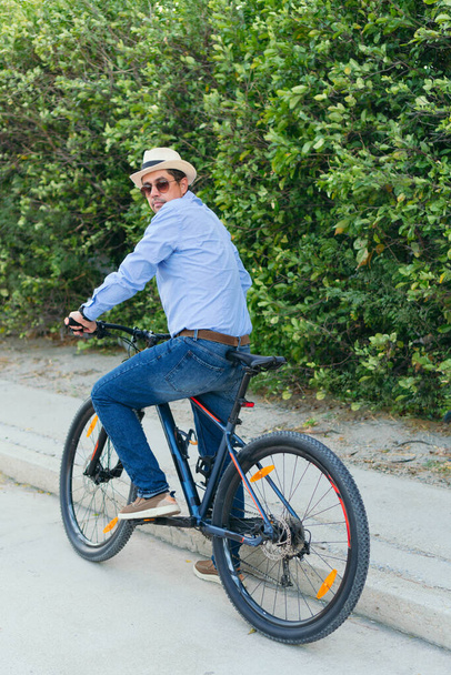 Girişimci şehir sokaklarında çalışmak için bisiklet sürüyor - Fotoğraf, Görsel
