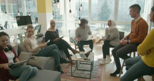 Grupo de compañeros de trabajo multirraciales discutiendo sobre el próximo gran paso para la empresa - Metraje, vídeo