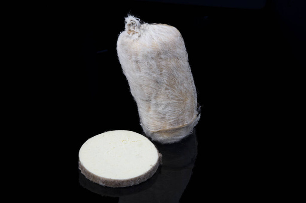 Sýr Tulum je tradiční turecký kozí sýr zrající v kozím plášti, který se v turečtině nazývá tulum. Krájený sýr Tulum (turečtina: tulum peyniri). - Fotografie, Obrázek