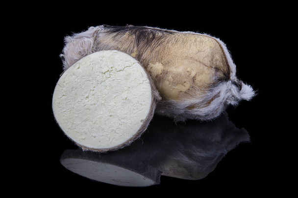 Tulum-Käse ist ein traditioneller türkischer Ziegenmilchkäse, der in einer Ziegenhaut gereift ist und auf Türkisch Tulum genannt wird. Aufgeschnittener Tulum-Käse (türkisch: tulum peyniri)). - Foto, Bild