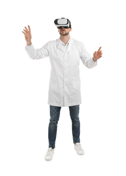 Médico usando fones de ouvido de realidade virtual em fundo branco - Foto, Imagem