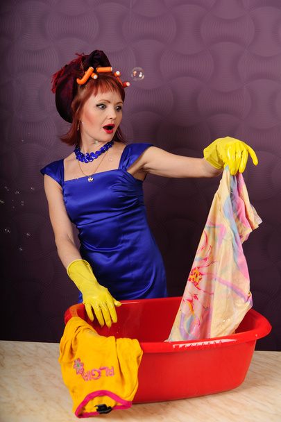Housewife wash clothes - Foto, Bild