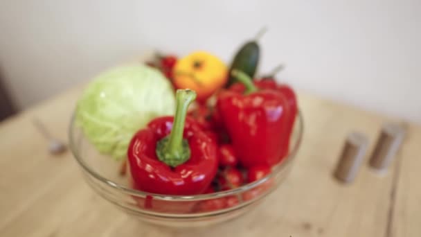 Μπολ με φρούτα και λαχανικά στο τραπέζι της σύγχρονης κουζίνας - Πλάνα, βίντεο