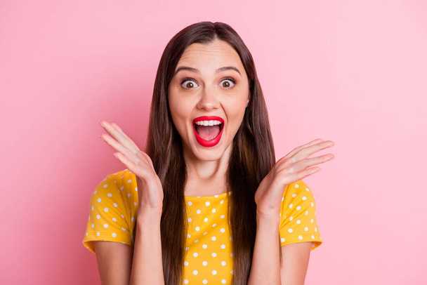 Fotografie mladé atraktivní dívka šťastný úsměv ohromen šokované novinky prodej sleva výkřik izolované přes růžové barvy pozadí - Fotografie, Obrázek