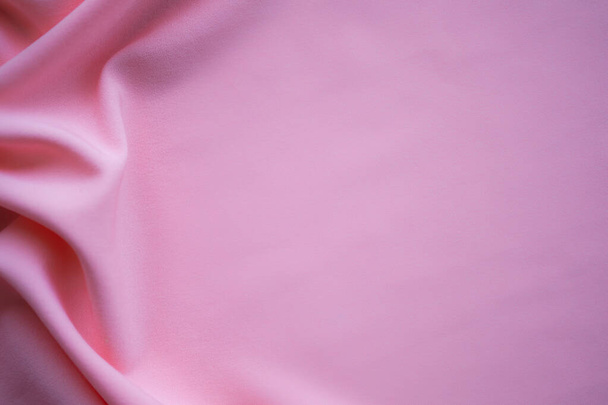 Fondo de algodón de tela rosa. mostrar textura abstracta de tela de lujo onda suave. para utilizar bien el texto presente o promover sus bienes, productos en el fondo de espacio libre. vista superior o plano laico. - Foto, imagen