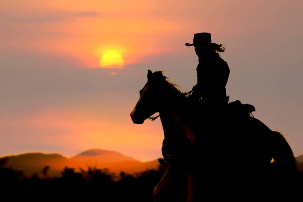 Cowboyn siluetti ja laskeva aurinko - Valokuva, kuva