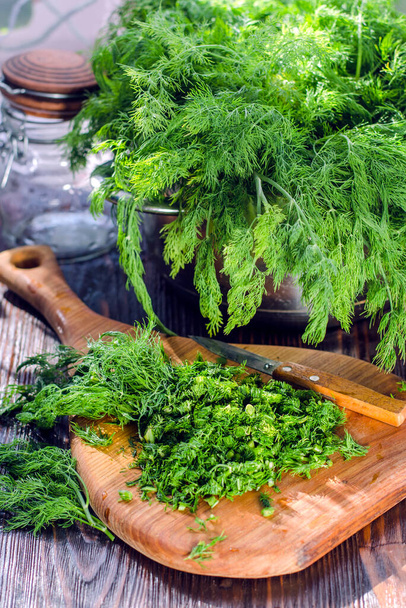 Joven eneldo verde rebanado en una tabla de cocina. Verduras recién cortadas - Foto, imagen