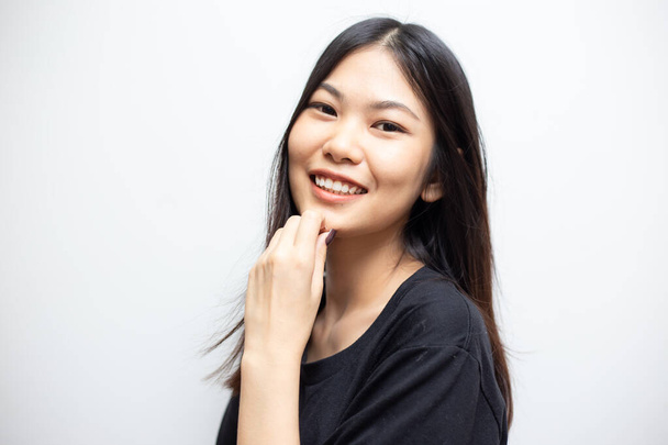 Retrato de mulher asiática adolescente menina bonita alegre desfrutando com longos cabelos pretos e pele limpa isolada no fundo branco - Foto, Imagem