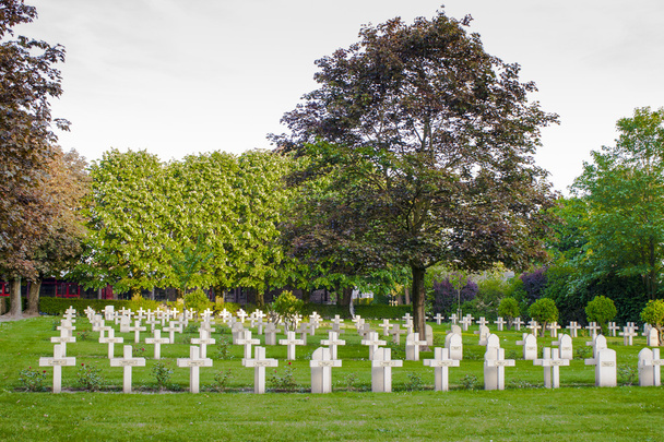 Γαλλικά νεκροταφείο από τον πρώτο παγκόσμιο πόλεμο στη Φλάνδρα του Βελγίου. - Φωτογραφία, εικόνα