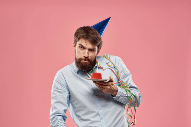 Hombre cumpleaños pastel de fiesta con la diversión gorra de vela - Foto, imagen