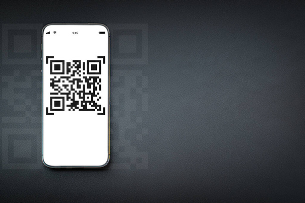 Qr-Code-Zahlung. Digitales Mobiltelefon mit QR-Code-Scanner auf dem Smartphone-Bildschirm zum Bezahlen, Scannen von Barcode-Technologie auf dunklem Hintergrund. Online-Shopping, bargeldloses Gesellschaftskonzept - Foto, Bild