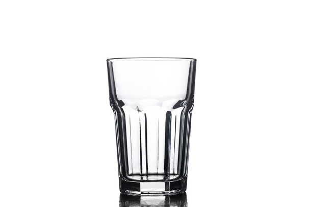 Bicchiere highball vuoto su sfondo bianco. Isolato  - Foto, immagini