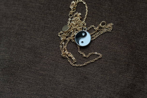 Yin Yang přívěšek náhrdelník ručně vyrobené černobílé detailní. Selektivní zaměření - Fotografie, Obrázek