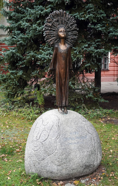 Kiev, Ucrania 18 de octubre de 2020: Escultura de una niña en piedra dedicada a Maria Prymachenko - Foto, imagen
