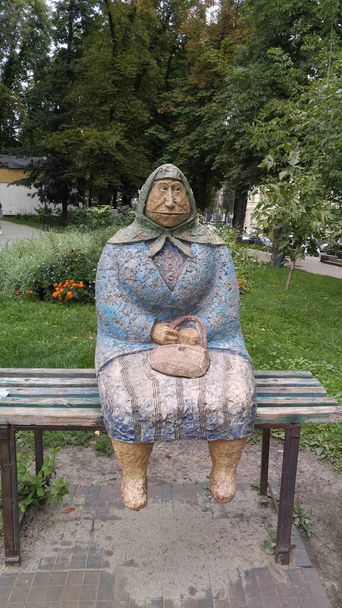 Киев, Украина 29 августа 2017 года: Искусство в городе Киеве "Бабушка сидит на скамейке" - Фото, изображение