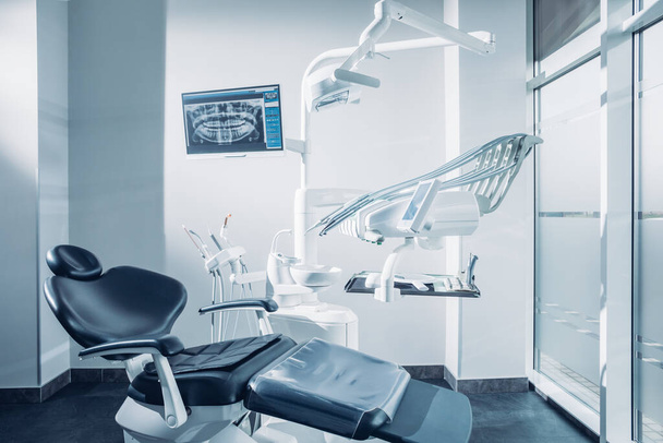Consultório odontológico com cadeira dentária, computador e ferramentas odontológicas - Foto, Imagem