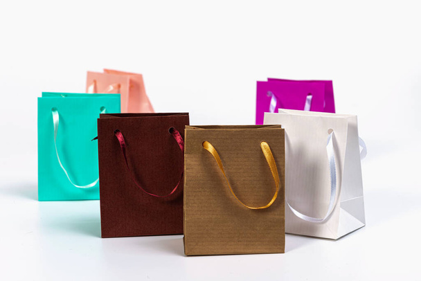 colourful paper shopping bags isolated on white background, mockup for design - Foto, afbeelding