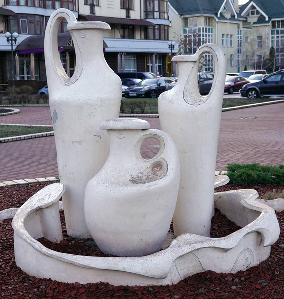Київ, Україна 15 грудня 2019: монумент - білі вази різних розмірів - Фото, зображення