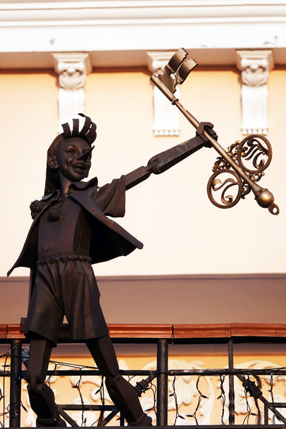 Kiev, Ucraina 16 dicembre 2019: La statua del teatro dei burattini "Pinocchio" nella città di Kiev - Foto, immagini