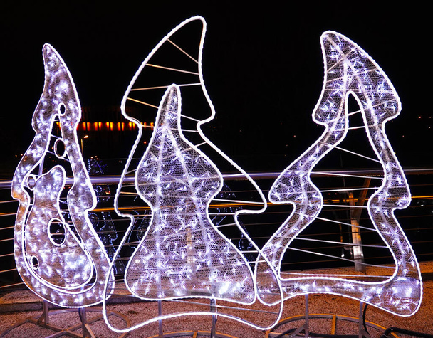 Zdobení ulic města s osvětlením na Nový rok - Fotografie, Obrázek