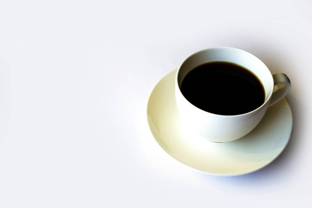 Πρωινός καφές σε λευκό κύπελλο σε λευκό δίσκο. - Φωτογραφία, εικόνα