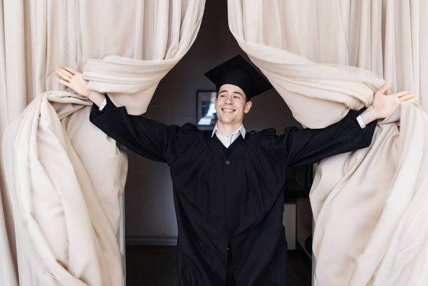 Kaukasische jongeman voelt zich erg opgewonden om zijn bachelors diploma te ontvangen - Foto, afbeelding