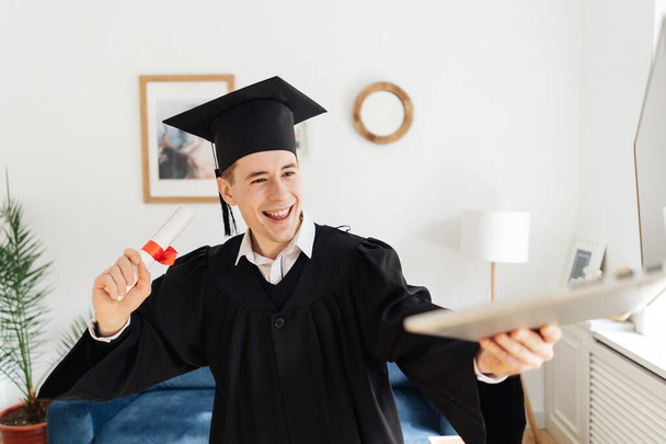 Caucasico giovane uomo si sente molto eccitato di ricevere la sua laurea - Foto, immagini