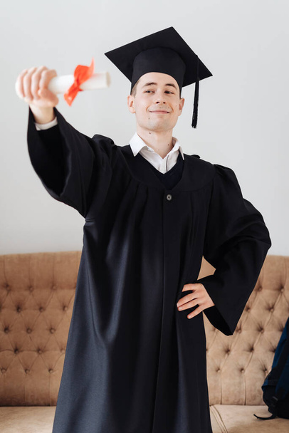 Caucasiano jovem sentindo-se muito animado para receber seu diploma de bacharel - Foto, Imagem