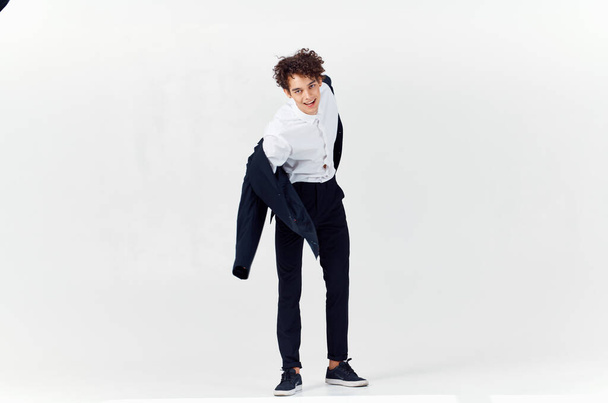 man curly hair suit modern style fashion posing - Foto, afbeelding