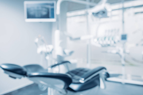 Defokussierter Hintergrund und Kopierraum Bild der Zahnarztpraxis mit Zahnarztstuhl und Ausrüstung - Foto, Bild