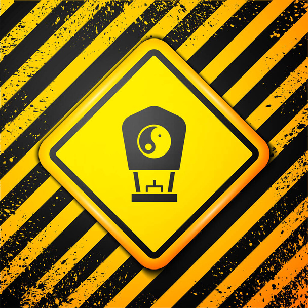 Fekete kínai papírlámpás ikon elszigetelt sárga alapon. Figyelmeztető jel. Vektor. - Vektor, kép