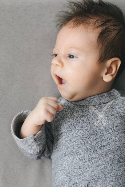 Foto del bebé recién nacido, mirando hacia otro lado, bostezando o hablando. Copiar espacio para texto - Foto, imagen