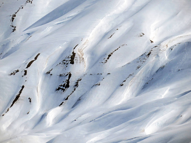 Sportieve en recreatieve skipistes boven de Glacier du Sex Rouge (Reisbestemming Glacier 3000), Les Diablerets - Kanton Vaud, Zwitserland (Suisse) - Foto, afbeelding