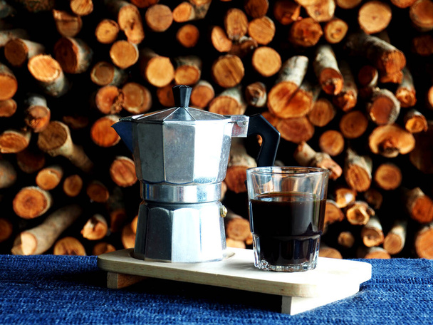 moka dzbanek ekspres do kawy odświeżyć dzień z tle drewna opałowego - Zdjęcie, obraz